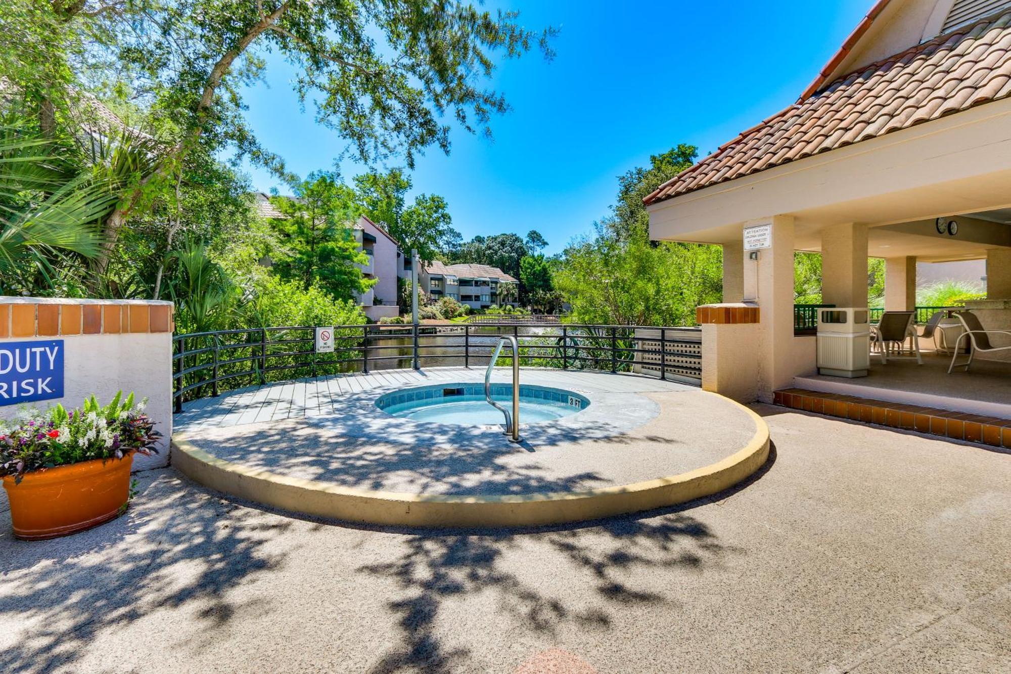 2 Mi To Beach Dog-Friendly Hilton Head Condo! Hilton Head Island Bagian luar foto